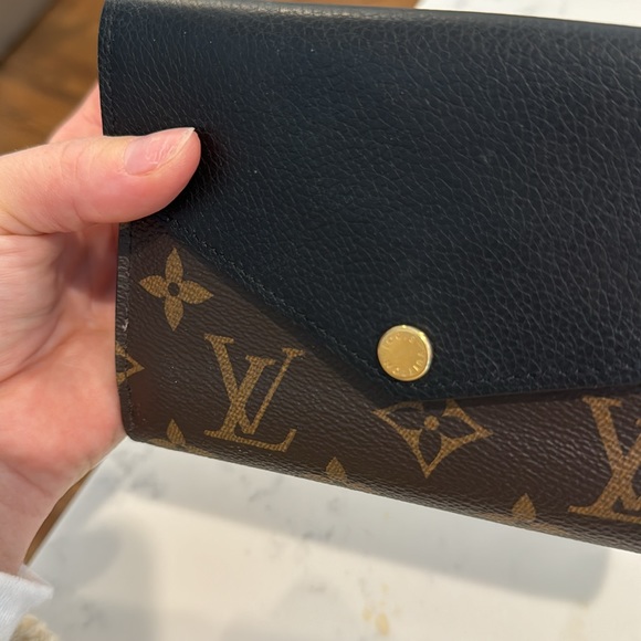Authentic Louis Vuitton large wallet. Nearly perfect w/ one minor damage on back - Picture 8 of 8